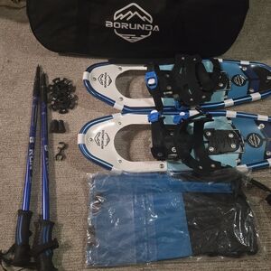 (SOLD) ❄️❄️BNWT: Borunda 4-in-1 lightweight terrain snowshoes set.🏂